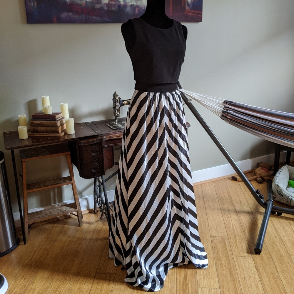 Sleeveless striped gown with pockets!